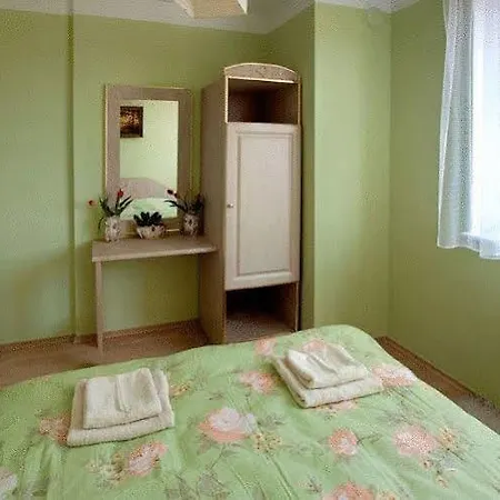 Alojamento de Acomodação e Pequeno-almoço Ela 4*